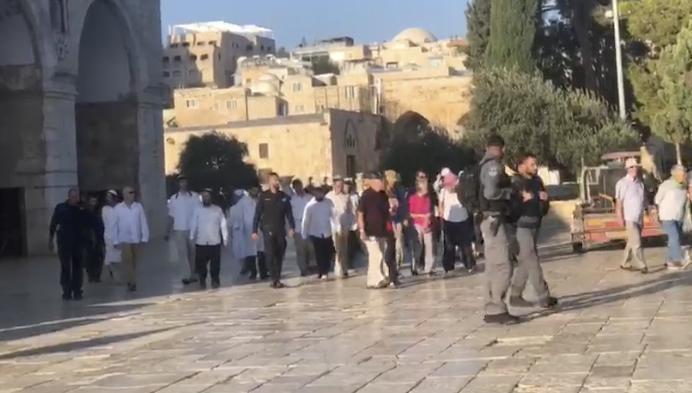 إحتفالا ً بما يسمى رأس السنة العبرية: مستوطنون يقتحمون الاقصى