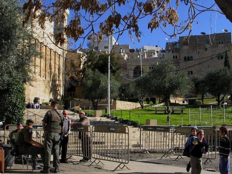 المئات يؤدون صلاة الفجر بالمسجد الإبراهيمي في الخليل ردا على المستوطنين