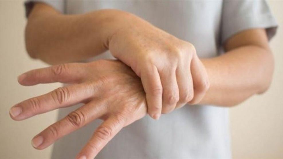 أسباب وأعراض اعتلال الأعصاب المتعدد