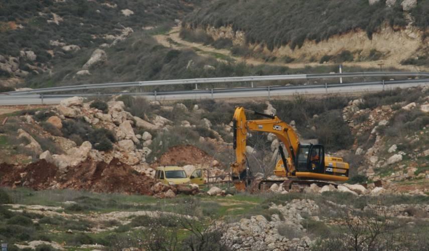 مستوطنون يجرفون أراضي في قرية بورين جنوب نابلس