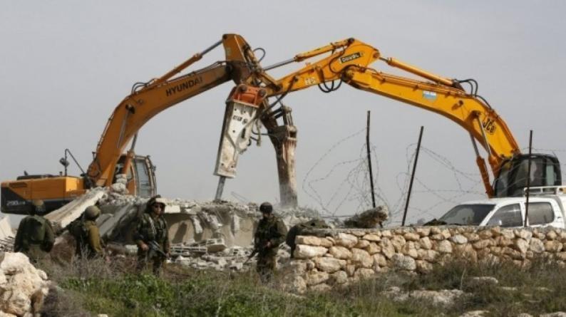 الاحتلال يهدم مسكنين وبركسا زراعيا جنوب شرق القدس