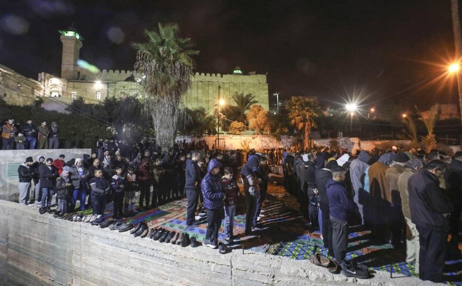 آلاف يصلون الفجر في الحرم الابراهيمي