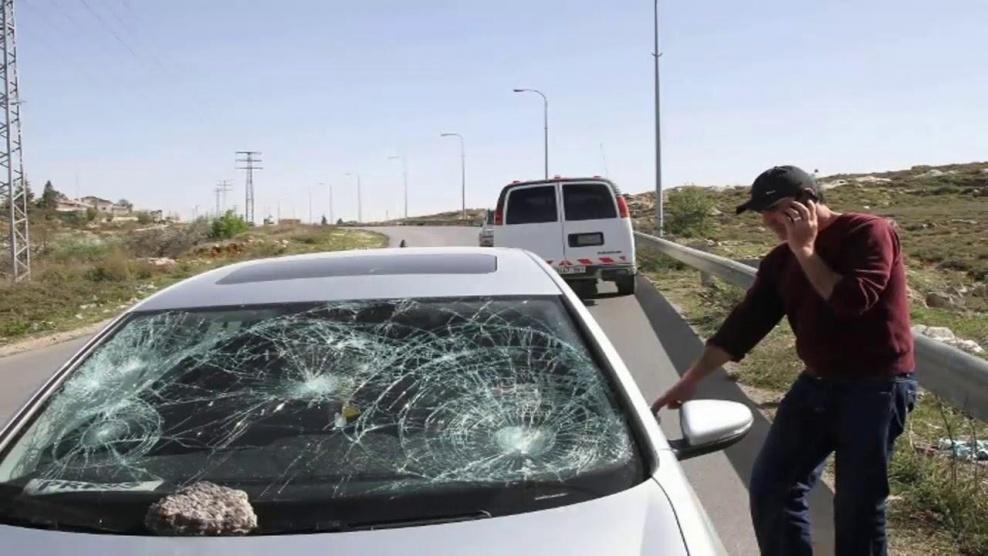 مستوطنون يرشقون مركبات المواطنين جنوب غرب بيت لحم