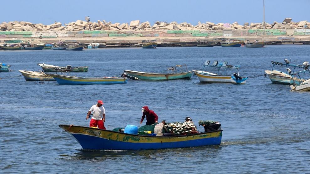 اسرائيل تعيد مساحة الصيد الى 15 ميلا في بحر غزة