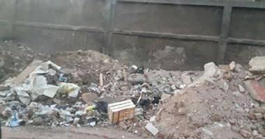 مستوطنون يحولون أرض مواطن من اماتين لمكب نفايات