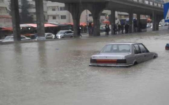 الدفاع المدني يغلق عدة شوارع في قلقيلية نتيجة السيول