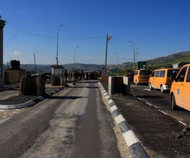 الاحتلال يحتجز عشرات المركبات  على مدخل النفق المؤدي  لقرى  شرق القدس