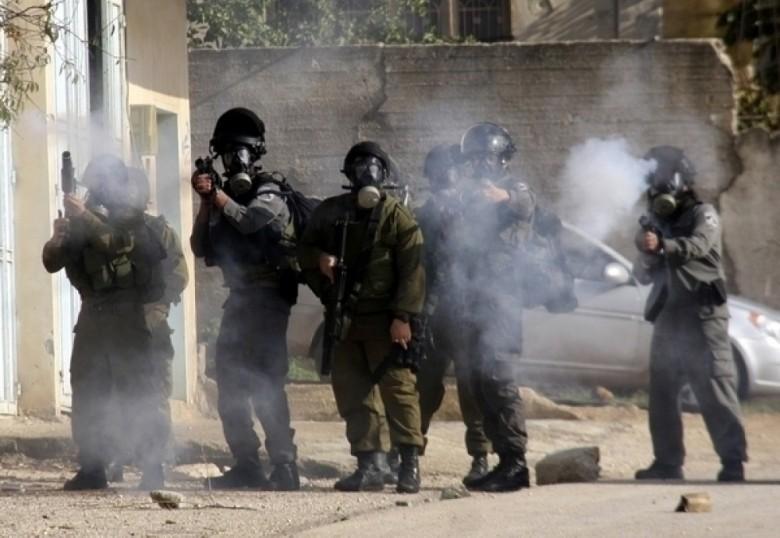 إصابات بالاختناق خلال اقتحام قوات الاحتلال بلدة بيت أمر