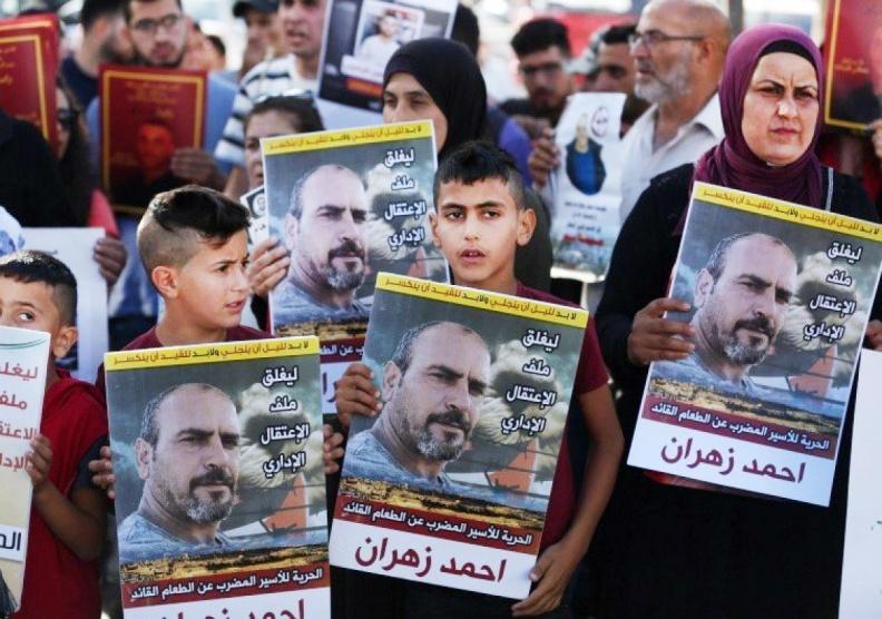 الأسير أحمد زهران يعلق إضرابه عن الطعام