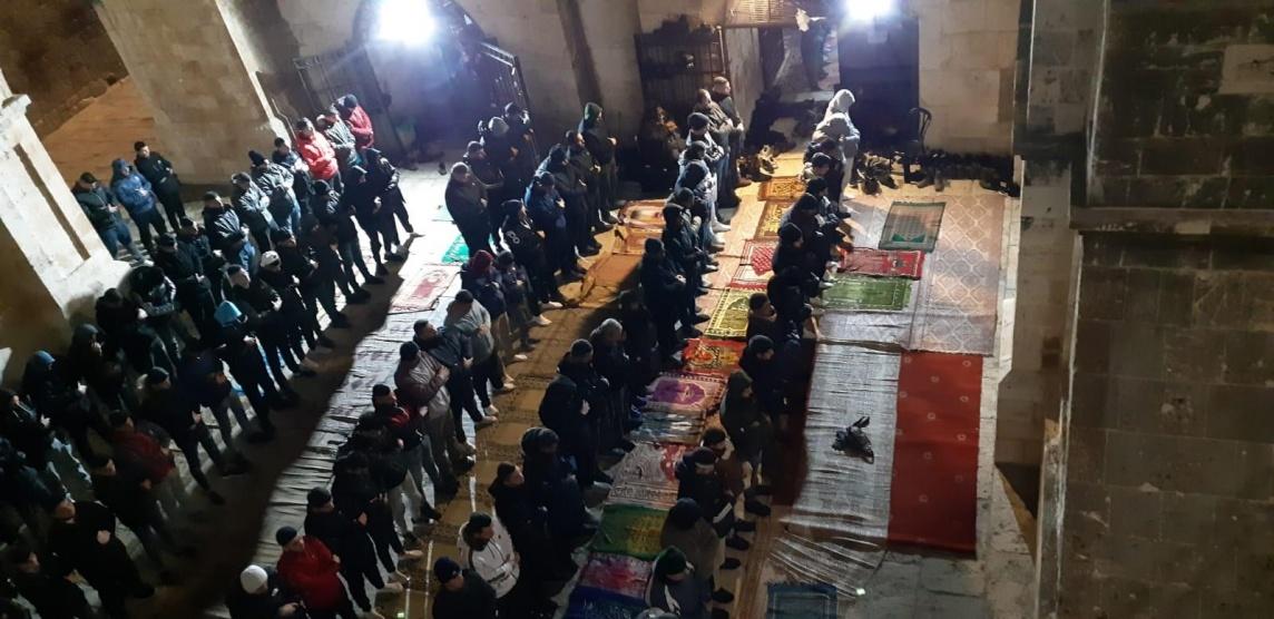 الآلاف يؤدون صلاة الفجر في المسجد الأقصى والمسجد الإبراهيمي