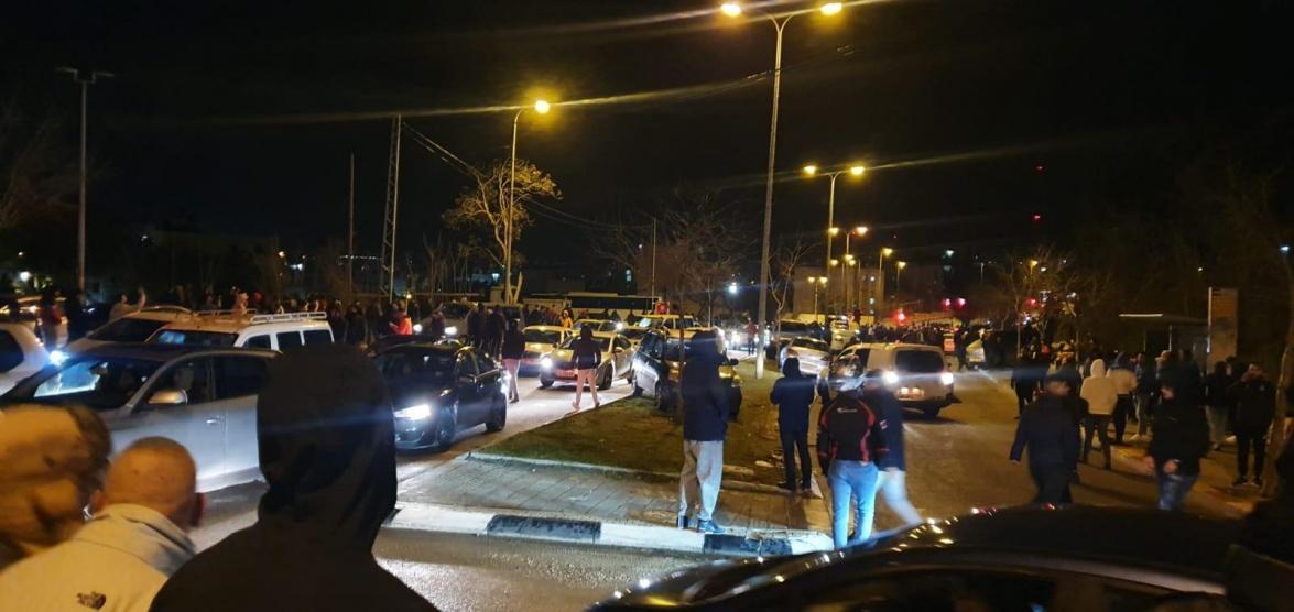 إصابة 23 مواطنا في بيت حنينا والاحتلال يغلق القدس