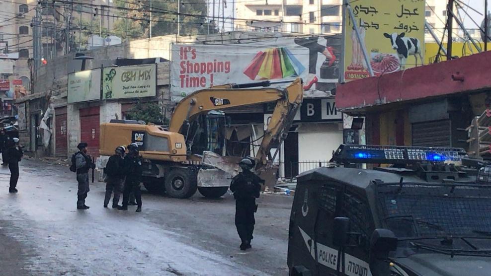 قوات الاحتلال تهدم محلا تجاريا في القدس المحتلة