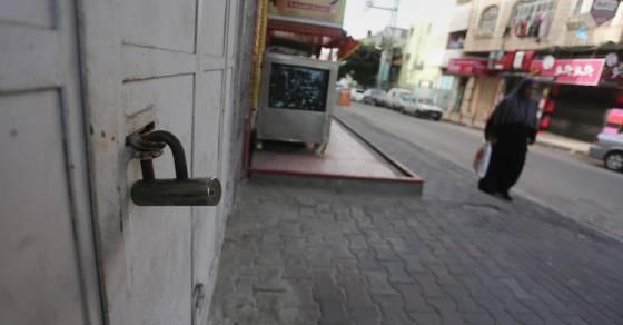 غزة: اضراب شامل ورفع اعلام سوداء رفضا لصفقة القرن