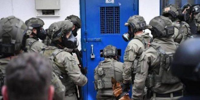 أسرى “نفحة” و”النقب” و”عوفر” يقررون إغلاق الأقسام وإرجاع وجبات الطعام