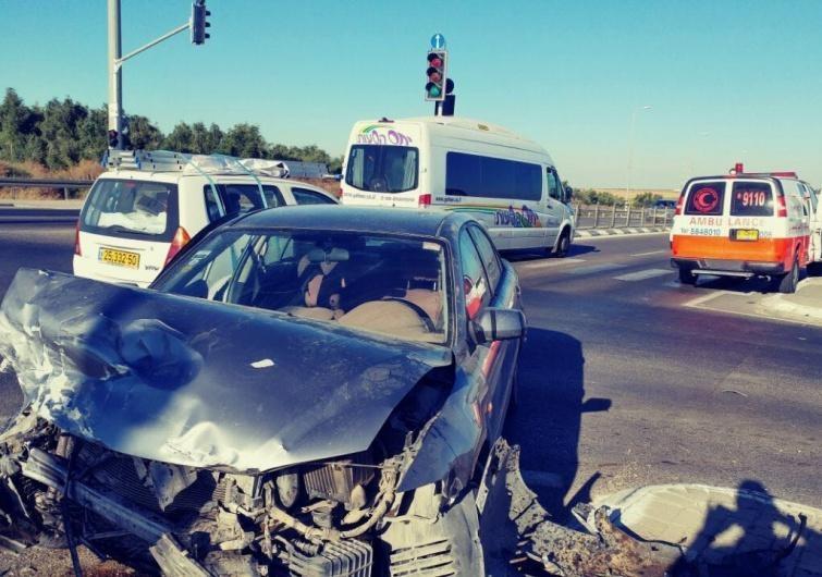إصابة مواطنين بعد أن صدمت قوات الاحتلال مركبتهما ببيت لحم
