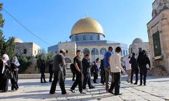 عشرات المستوطنين يقتحمون