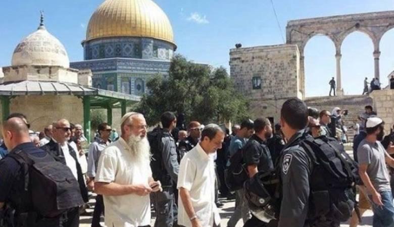 مستوطنون وشرطة الاحتلال يقتحمون