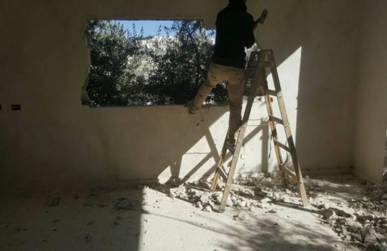 الاحتلال يجبر عائلة مقدسية على هدم منازلها بيدها