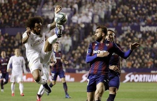 ريال مدريد يهدي الصدارة لبرشلونة بالخسارة أمام ليفانتي