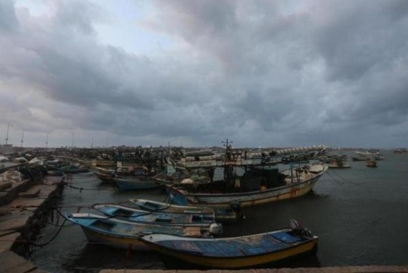الاحتلال يغلق معابر غزة ويلغي مساحة الصيد كليا
