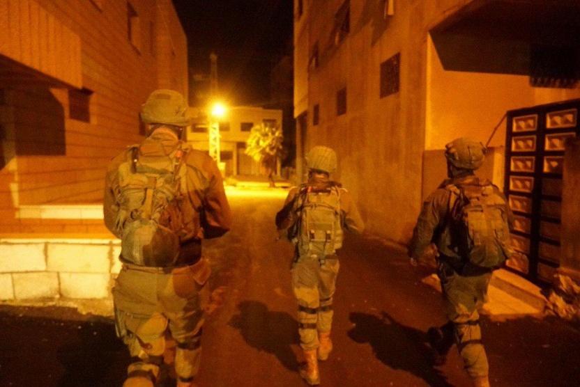 الاحتلال يصادر آلات خراطة ويفتش عدة منازل بالخليل
