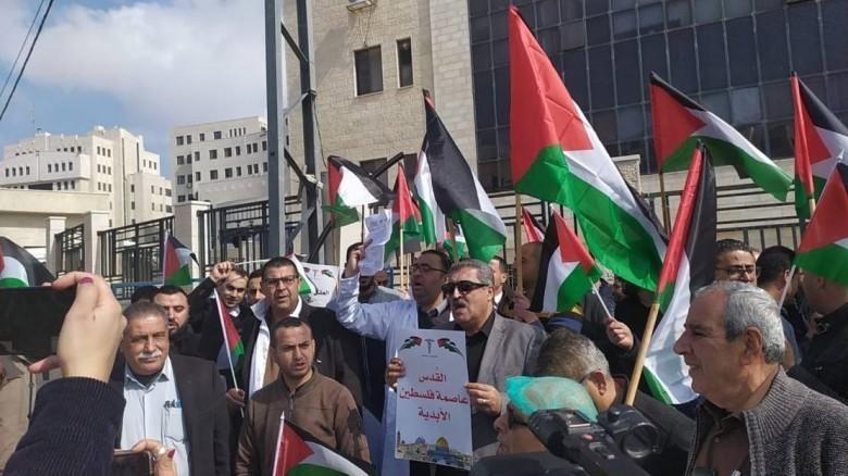 كيف عقّبت نقابة الأطباء على وصف عباس إضرابهم