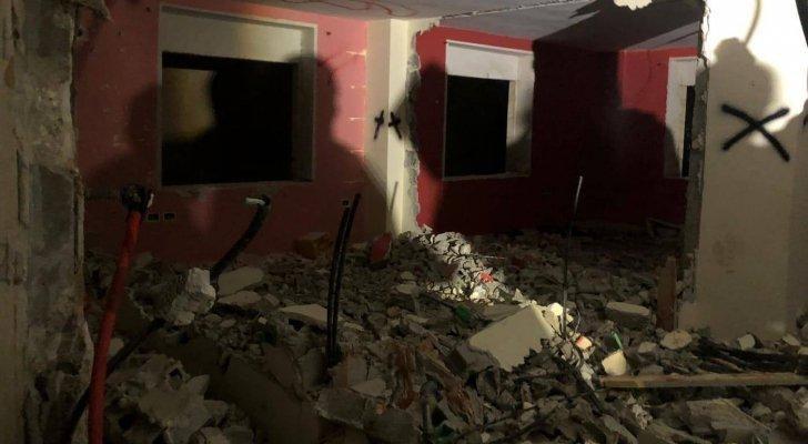 رام الله: الاحتلال يهدم منزلي الأسيرين يزن مغامس ووليد حناتشة وسط مواجهات