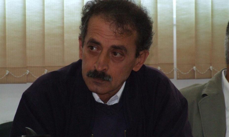 يجب أن نقف على مسافة واحدة من قطبي الإجماع الصهيوني!