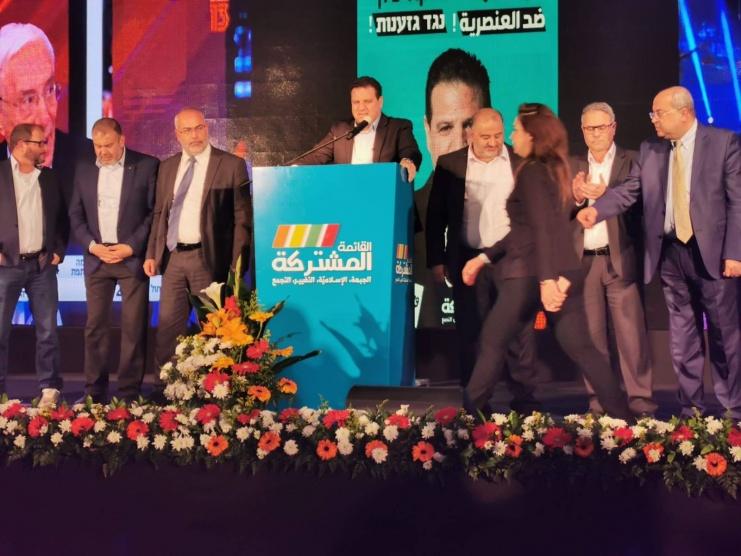 غانتس يحث فريقه للتفاوض مع القائمة المشتركة وبيرتس يرفض مقترح نتنياهو