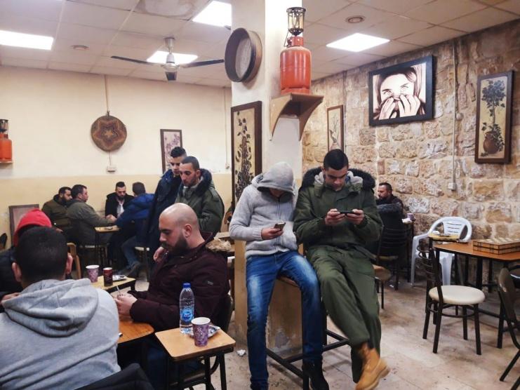 الأجهزة الأمنية تغلق المقاهي في الخليل