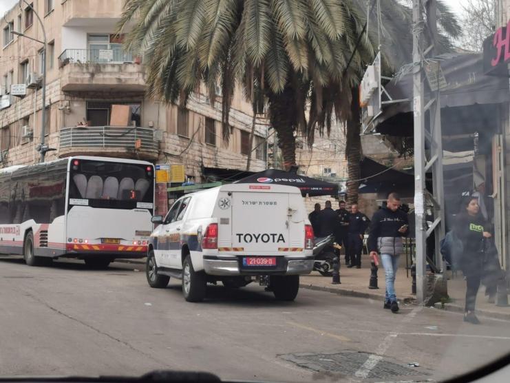 مقتل فلسطيني من الرملة وإصابة شابة بجريمة إطلاق نار