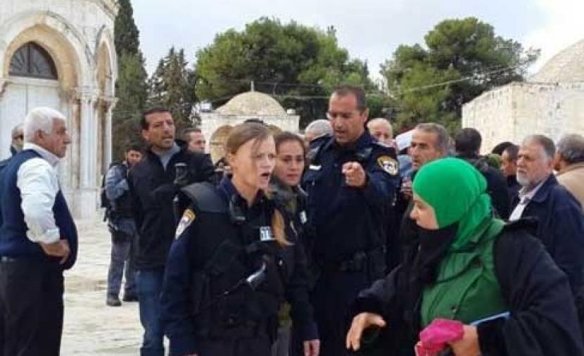 الاحتلال يعتقل فتاة بالقرب من باب الرحمة