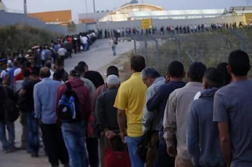 قرار إسرائيلي بتقليص أعداد العمال الفلسطينيين بسبب