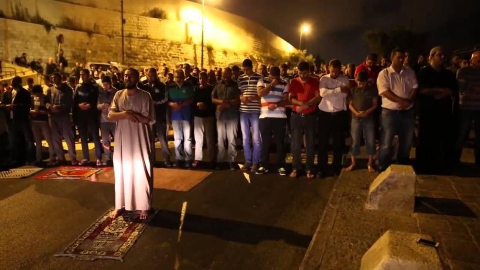 المقدسيون يؤدون صلاة الفجر عى باب حطة