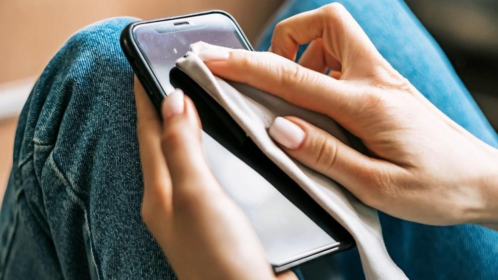 تعرف على الطريقة السليمة لتعقيم هاتفك المحمول