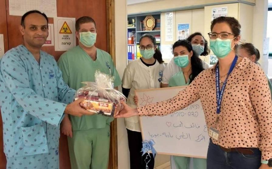 سائق حافلة السياح المقدسي المصاب بكورونا يغادر المستشفى بعد تماثله للشفاء