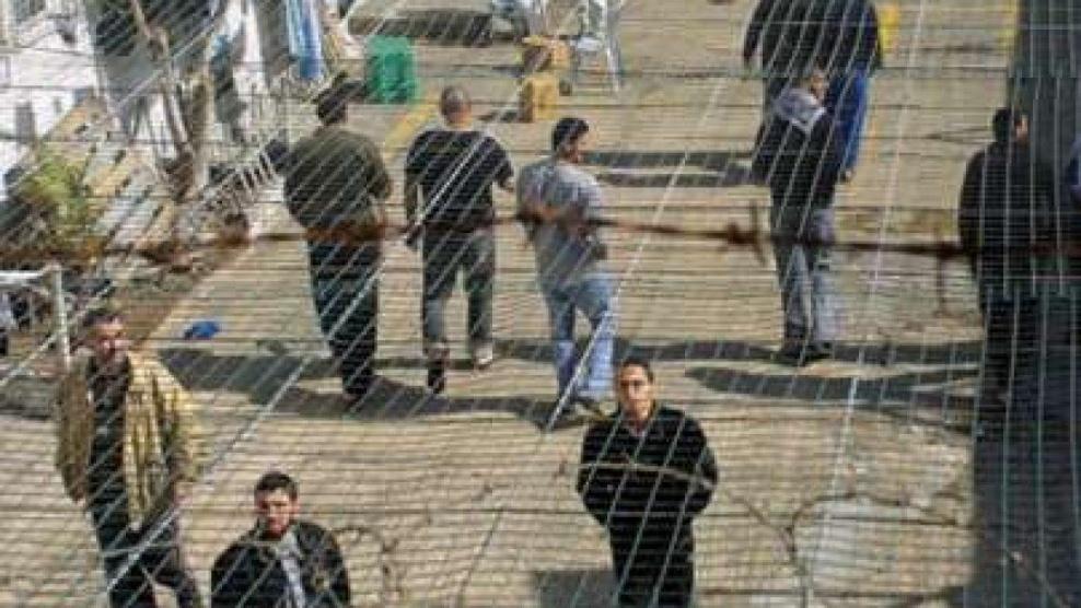 إلغاء التخفيض الإداري عن الأسرى (المنهلي) يُبدد انتظار وترقب عائلاتهم