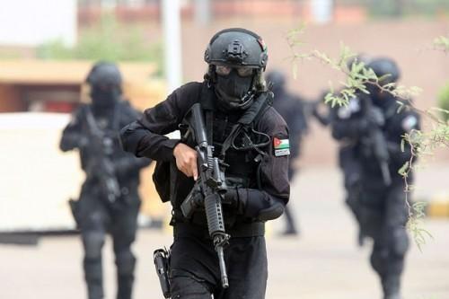 جنين: الشرطة تقبض على 12 شخصا وتغلق 18محلا تجاريا ومصنعين لعدم التزامهم بحالة الطوارئ