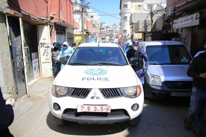 الشرطة تغلق (25) محلا تجاريا وتضبط مركبتين لعدم الالتزام بحالة الطوارئ في جنين