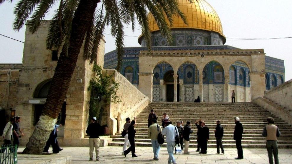 الاحتلال يحقق مع مدير الأقصى ويضع حواجز عند باب الأسباط