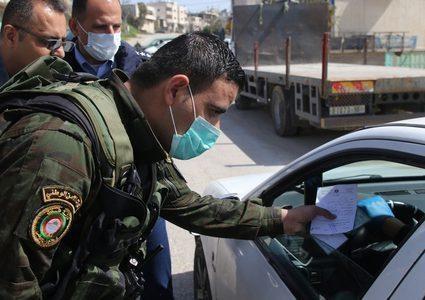 اغلاق محلات تجارية وتوقيف اشخاص لعدم الالتزام بحالة الطوارئ في الضفة