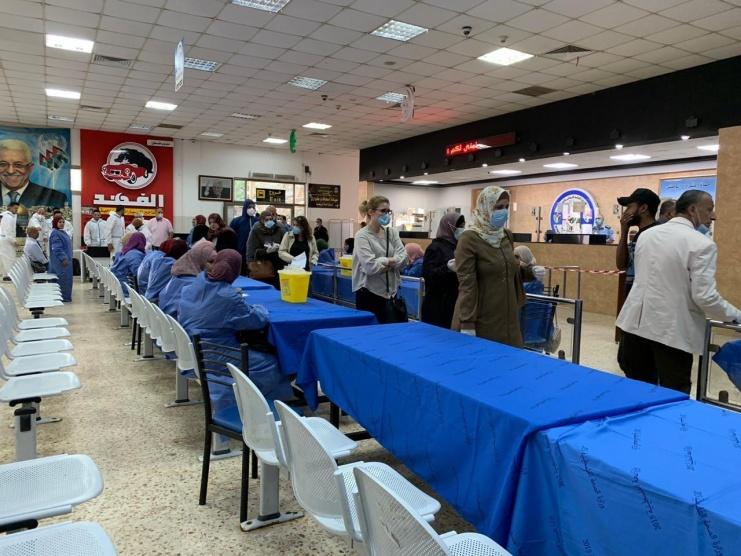 معبر الكرامة يستقبل المواطنين العالقين القادمين من الجانب الأردني