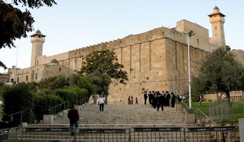 (بينت) يُصادق نهائياً على مشروع تهويدي للمسجد الإبراهيمي.. وإنشاء طريق خاصة بالخليل