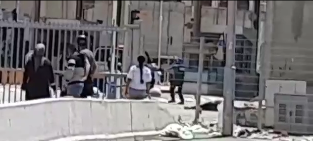 إطلاق النار على فلسطيني قرب معبر قلنديا بزعم الطعن