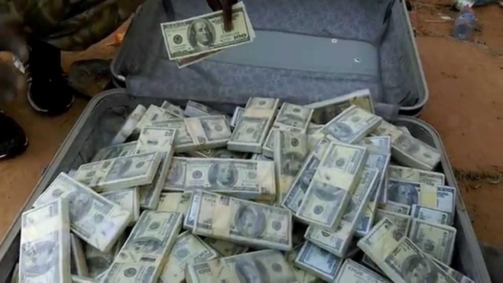 عثروا على مبلغ مليون دولار... وسلموه إلى الشرطة