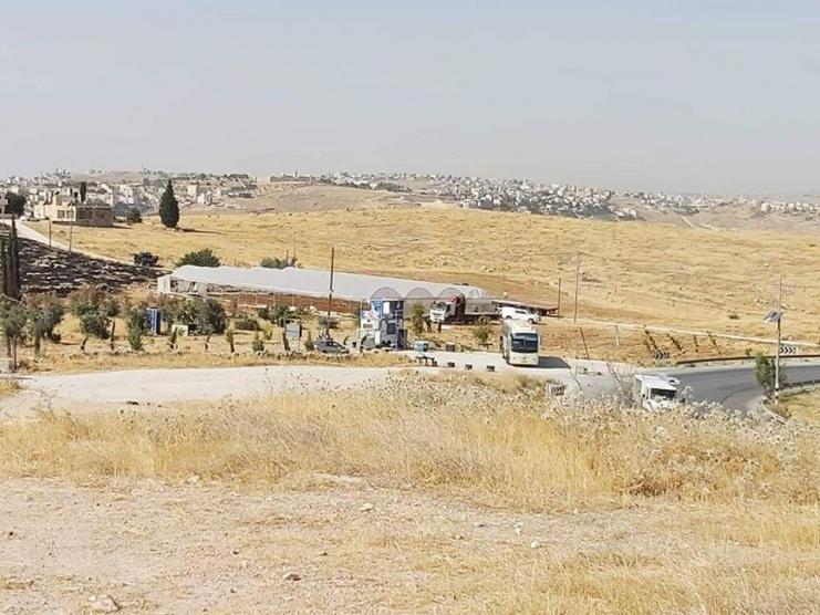 الاحتلال يفكك بيتا بلاستيكيا في السواحرة ويستولي على معداته