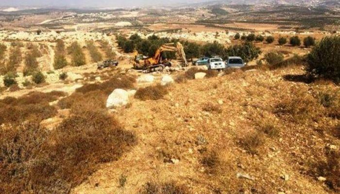 مستوطن يعيد تجريف أكثر من 350 دونما بتجمع عرب المليحات