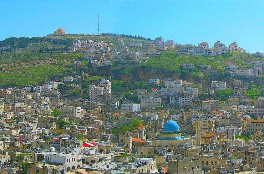 محافظ نابلس يقرر إغلاق صالات الافراح والمطاعم والنوادي ودور العباده