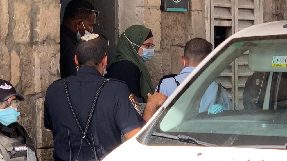 الاحتلال يخلي سبيل 5 فتيات وحارس بشرط الإبعاد عن الأقصى