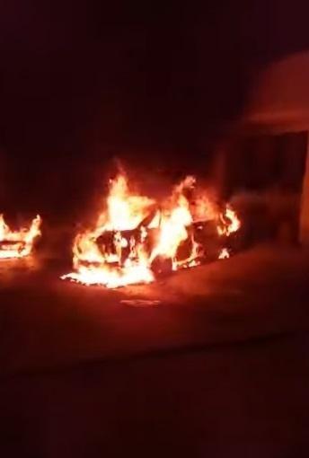 بالفيديو - إصابة شاب وطفل وحرق مركبات ومنزل بشجار في الخليل